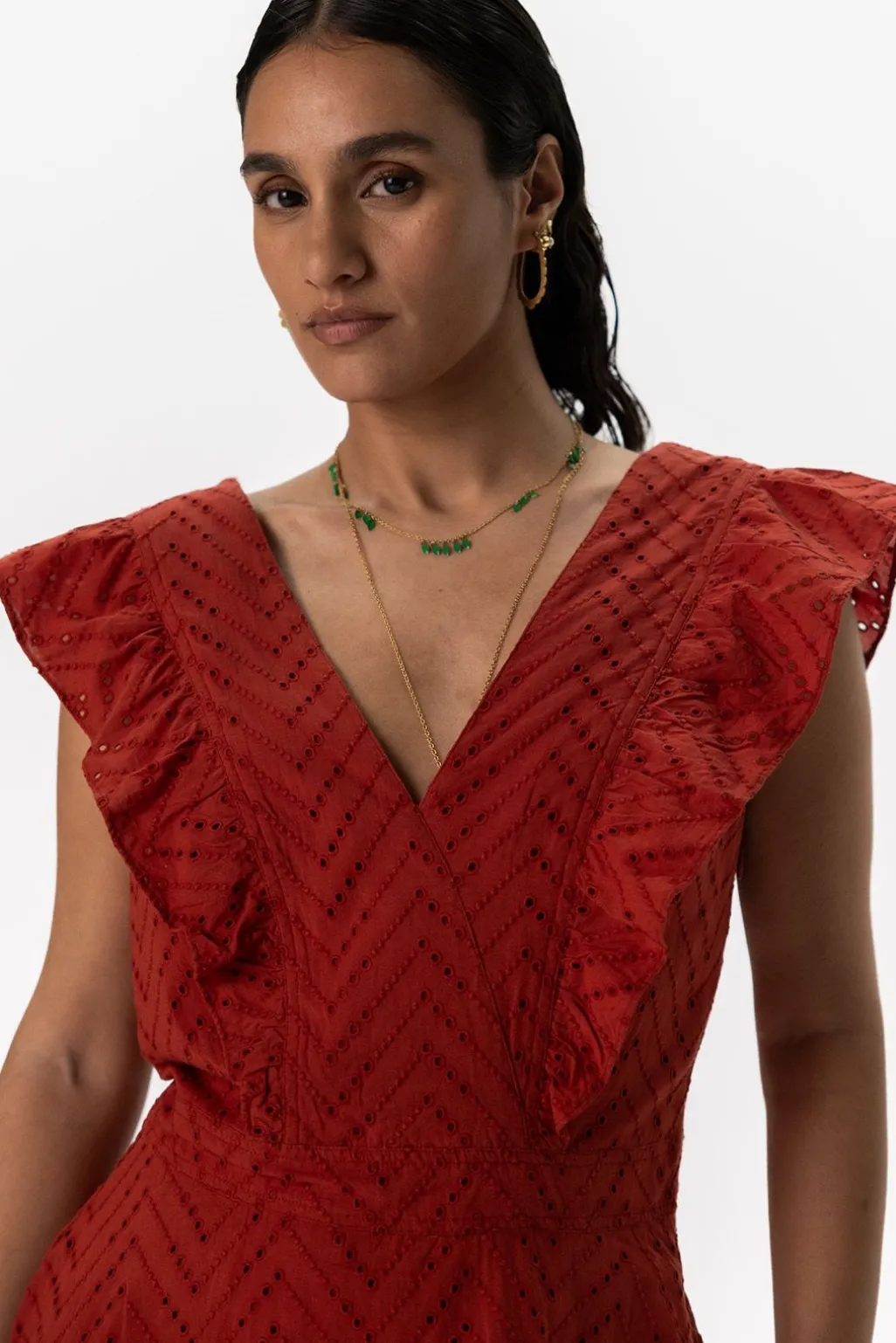 Donkerrode jurk met broderie en ruffles