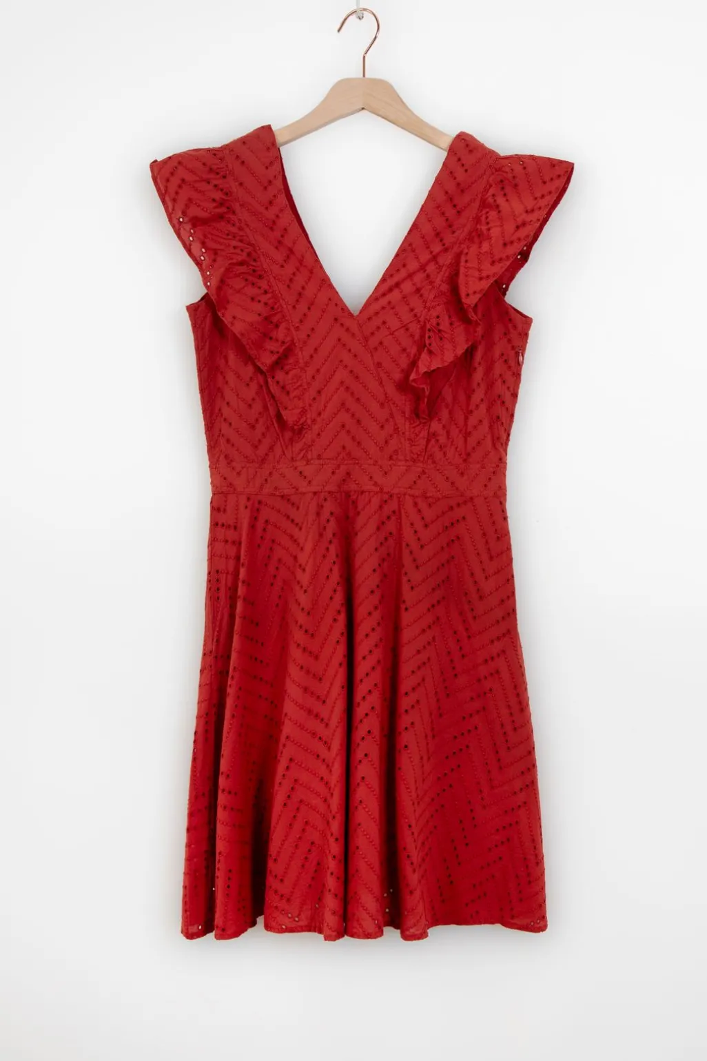 Donkerrode jurk met broderie en ruffles