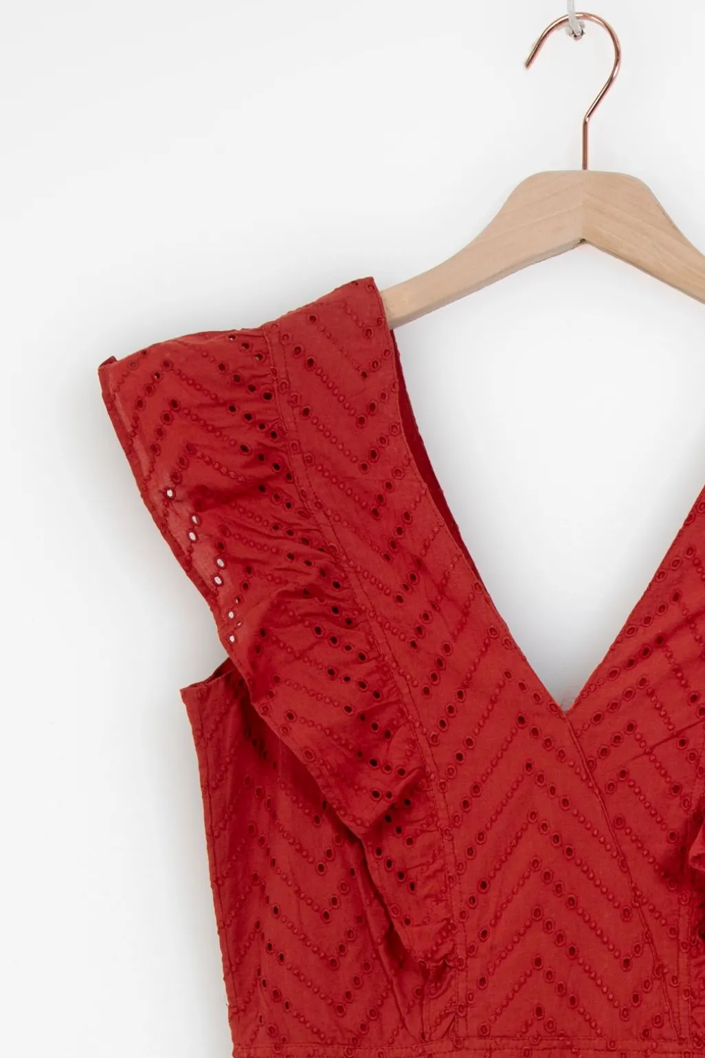 Donkerrode jurk met broderie en ruffles