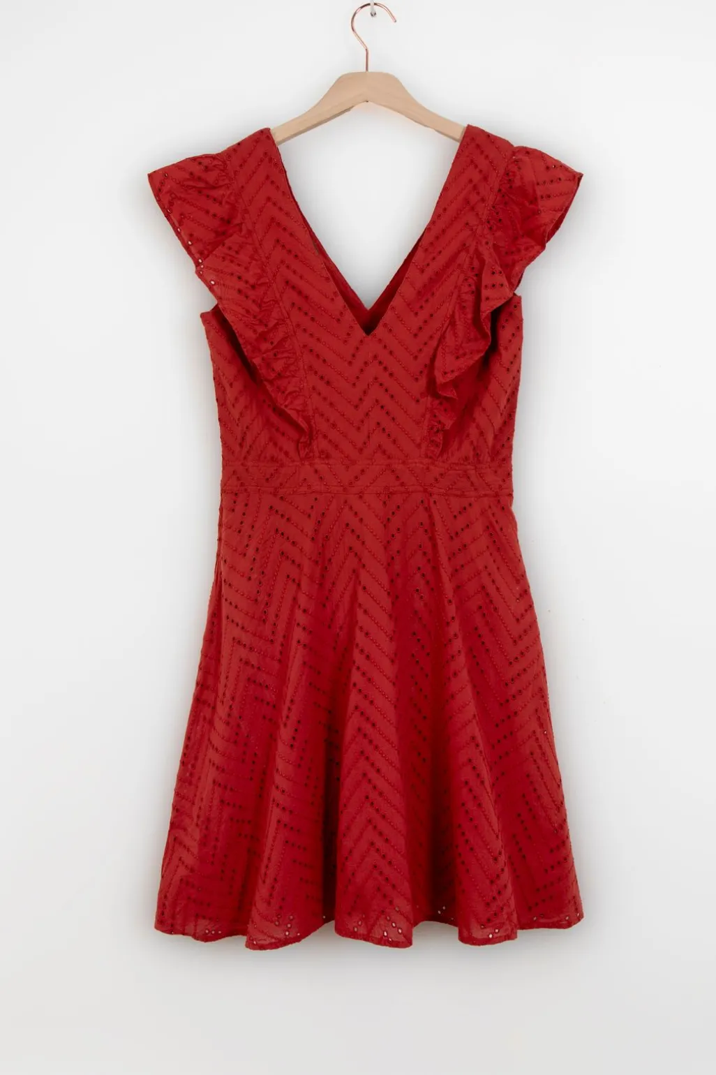 Donkerrode jurk met broderie en ruffles