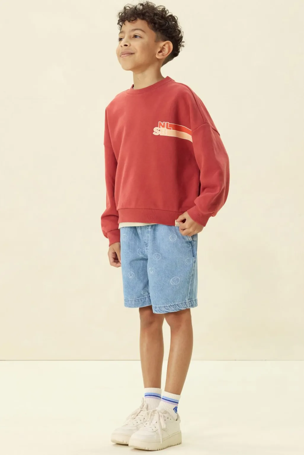 Donkerrode sweater met artwork