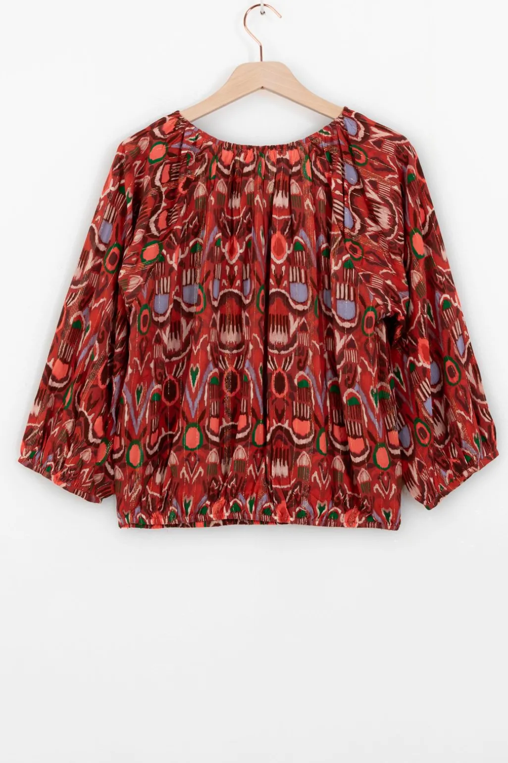 Donkerrode top met ikat print