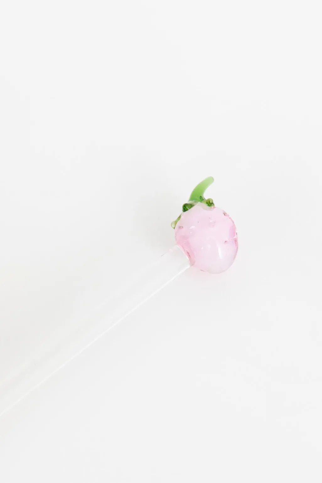 Glazen cocktail roerstaafje met aardbei