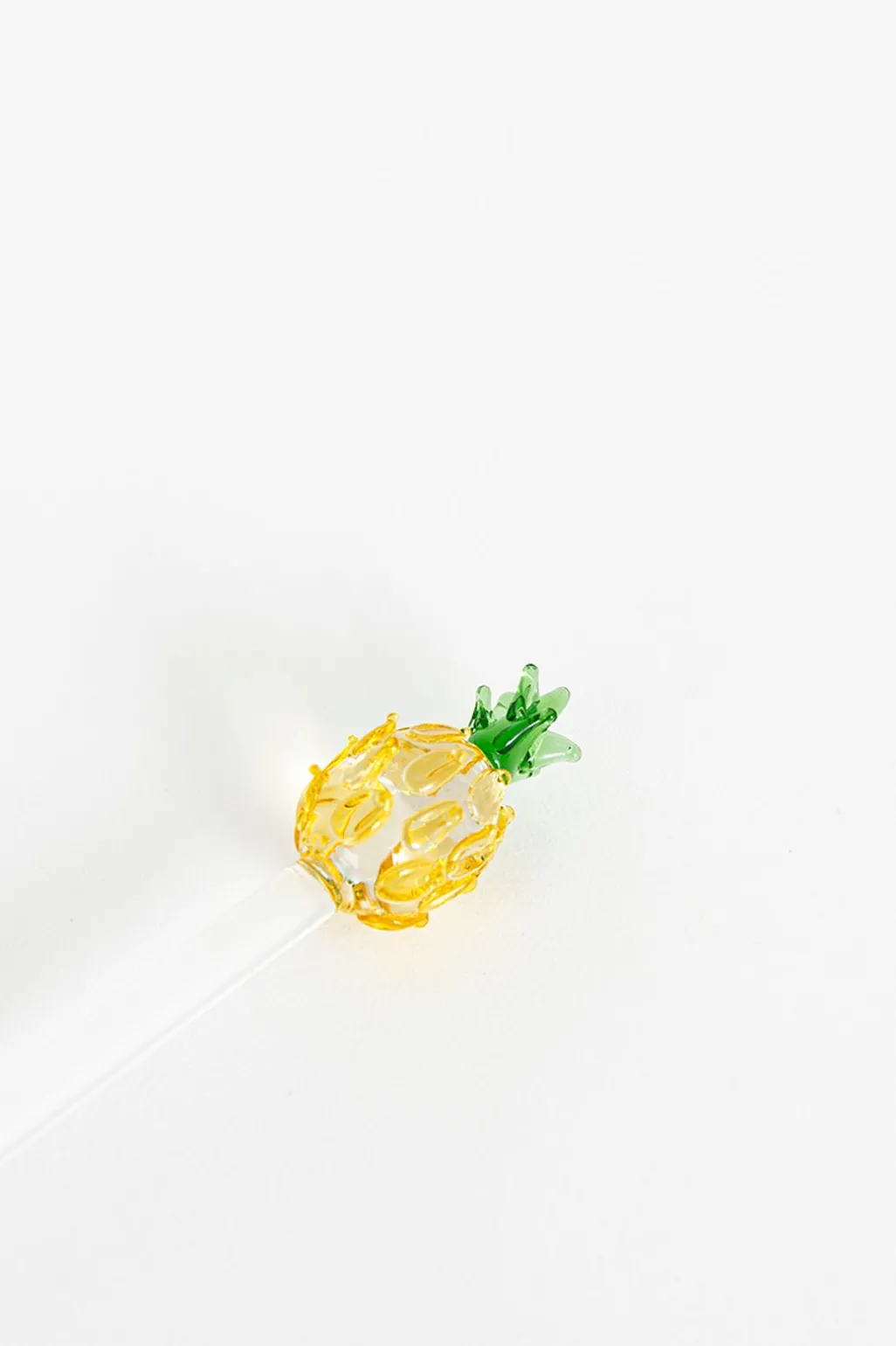 Glazen cocktail roerstaafje met ananas