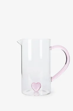 Glazen karaf met roze hartje aan de binnenkant