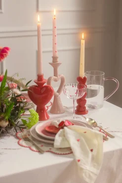 Glazen karaf met roze hartje aan de binnenkant