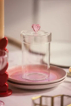 Glazen pot met roze hartje