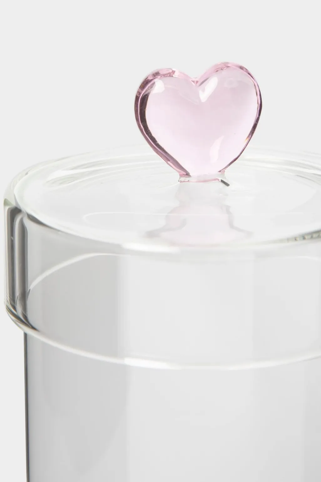Glazen pot met roze hartje