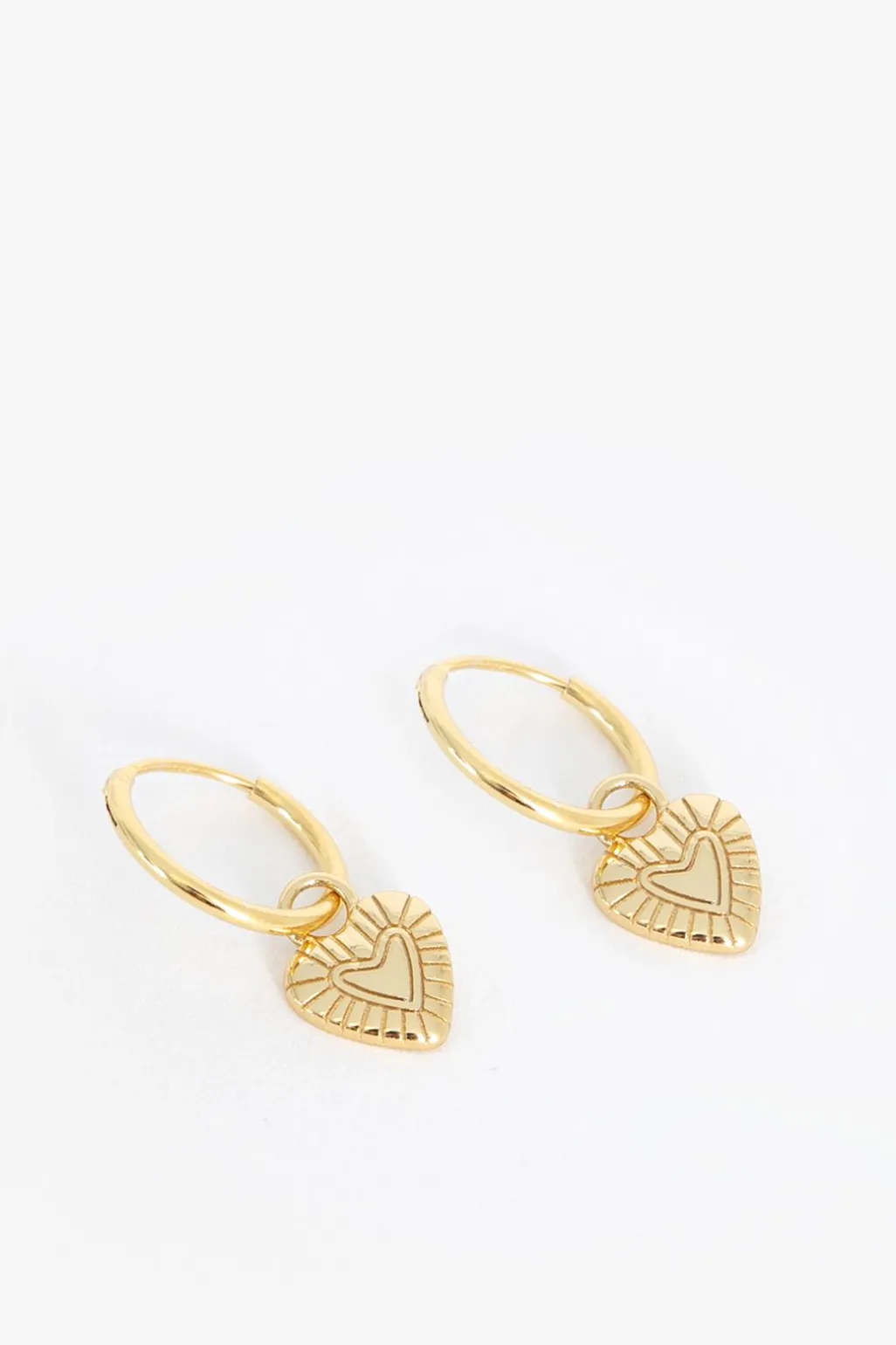 Gold plated oorbellen met hartje