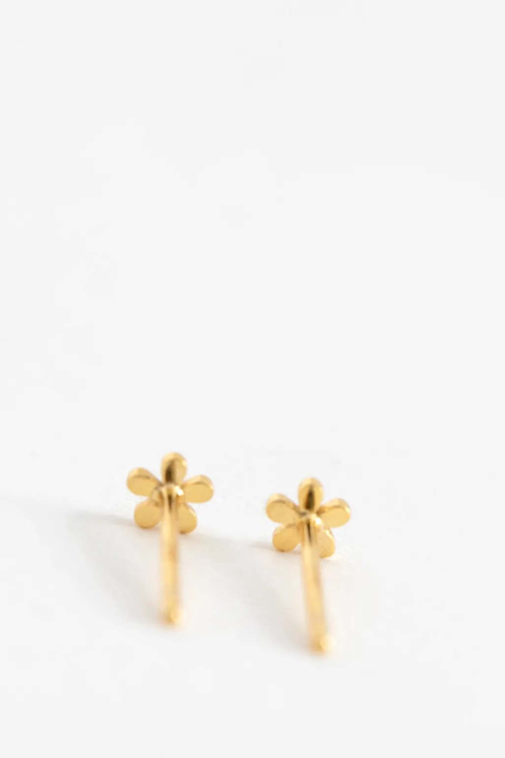 Gold plated oorbellen met bloemetje