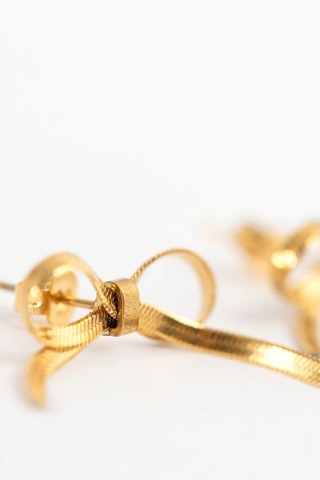 Gold plated stud oorbellen met strikjes