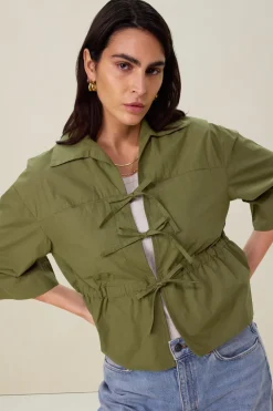 Groene blouse met striksluiting