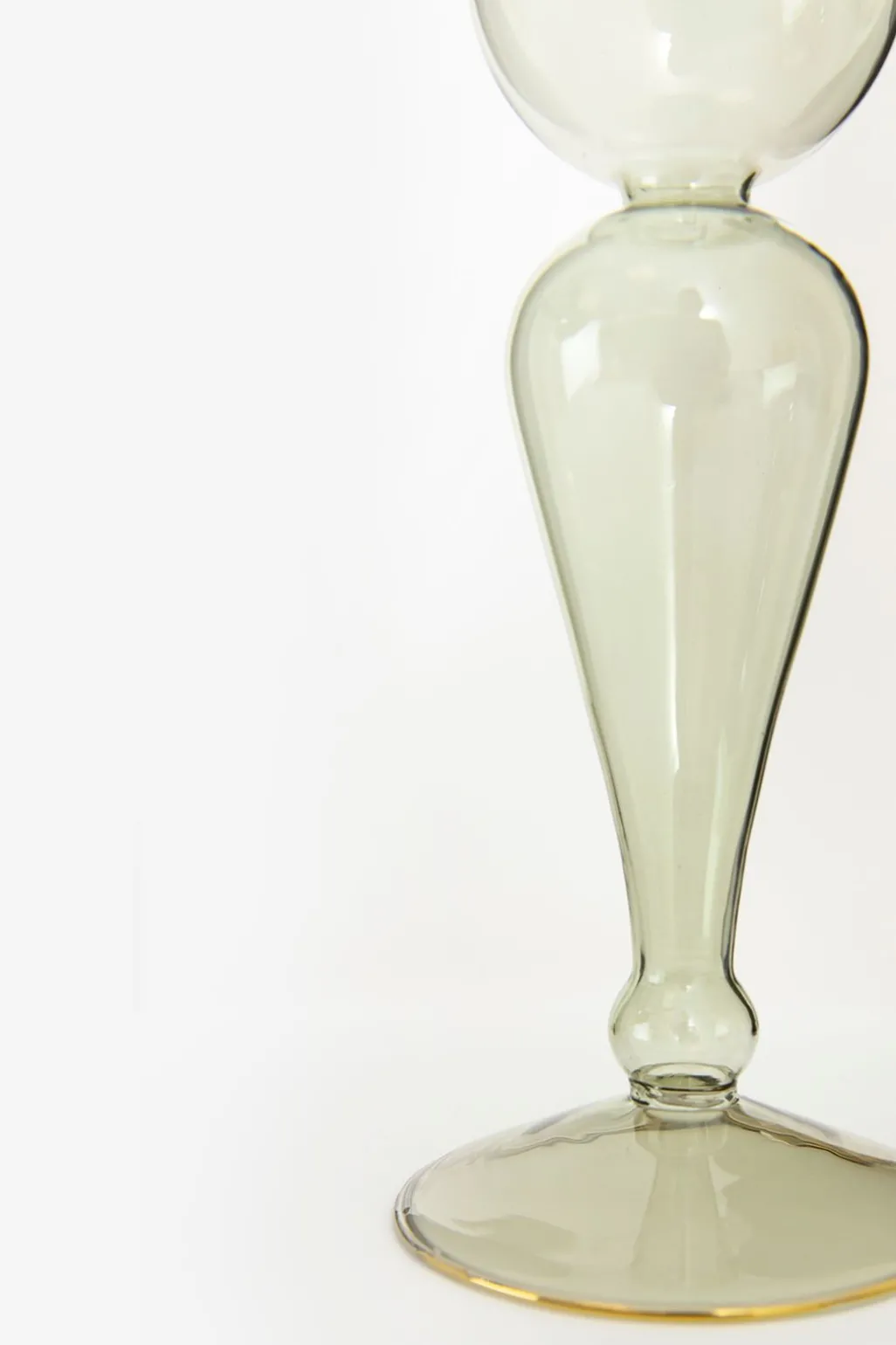 Groene glazen kandelaar met gouden detail