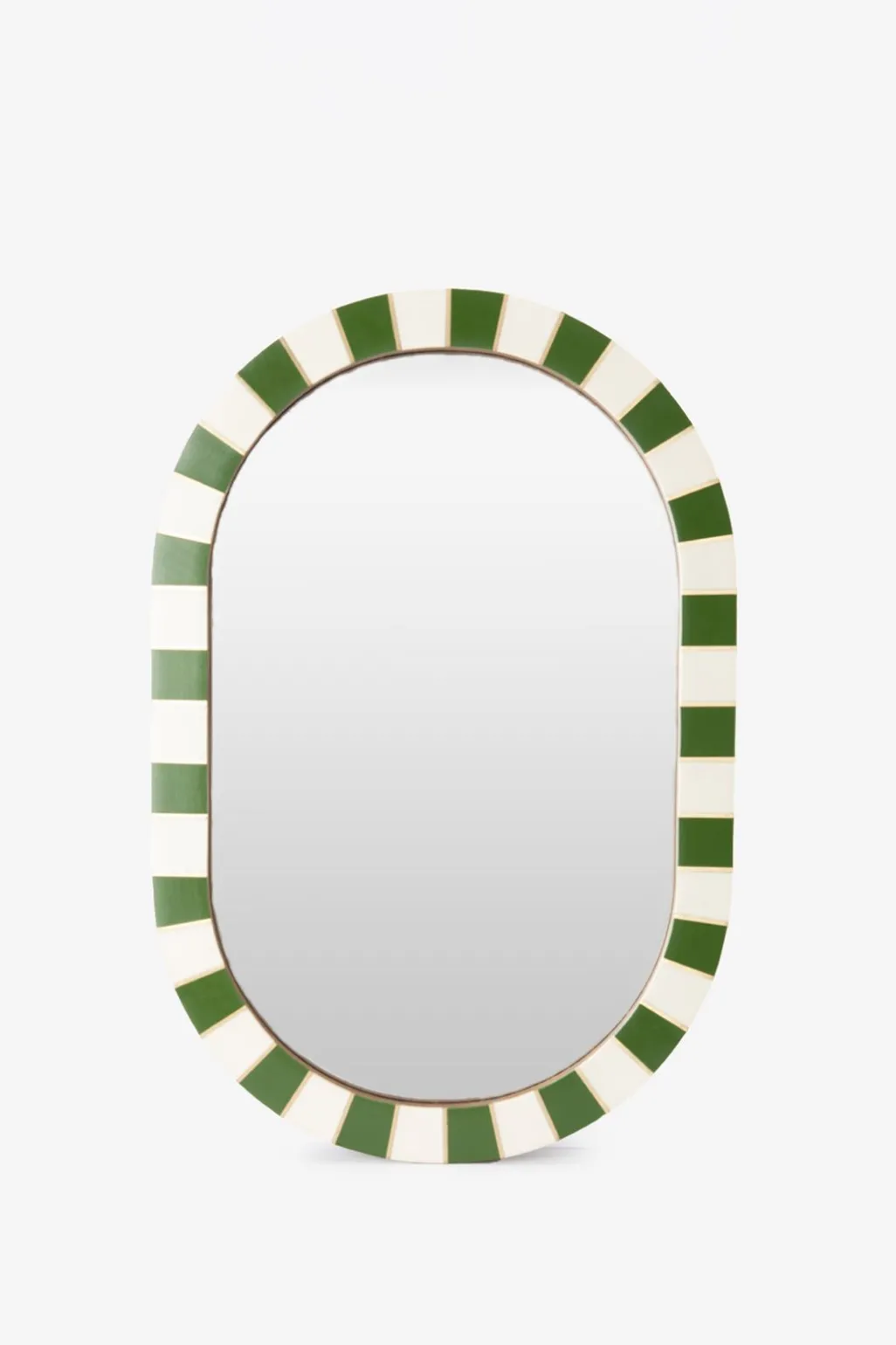 Groene hangspiegel met geblokte omlijsting