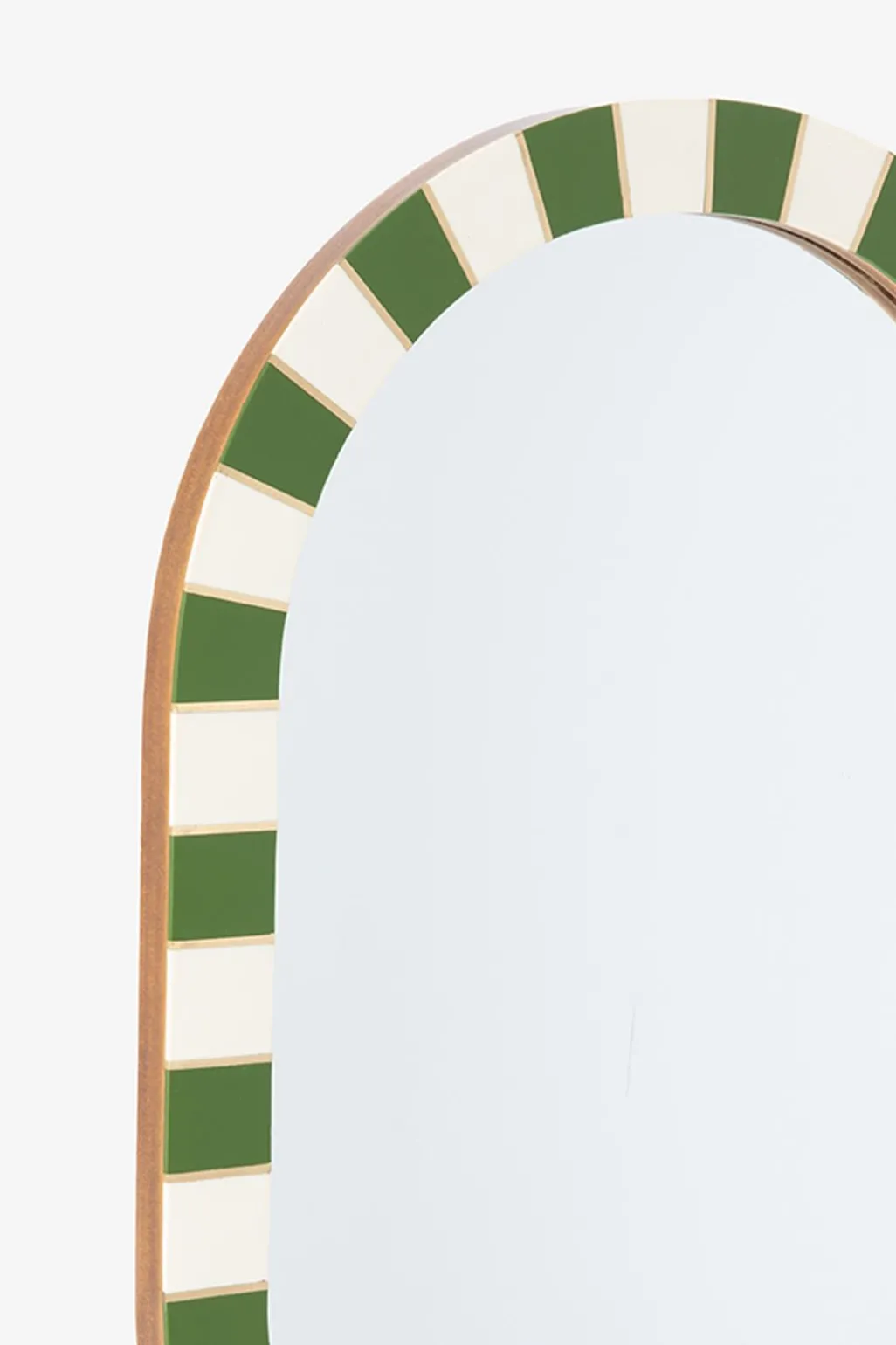 Groene hangspiegel met geblokte omlijsting