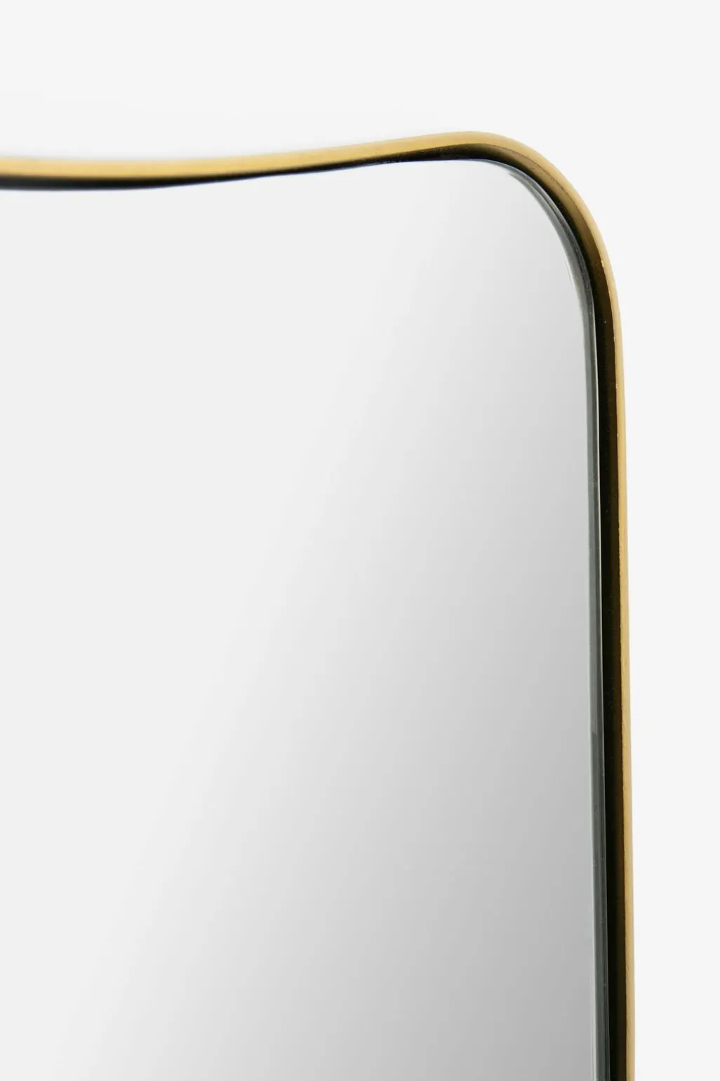 Grote goudkleurige hangspiegel met brass omlijsting