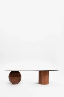 Houten koffietafel met marmer blad en asymmetrisch onderstel