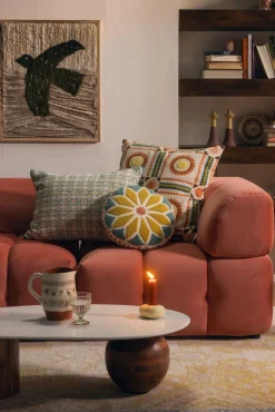 Houten koffietafel met marmer blad en asymmetrisch onderstel
