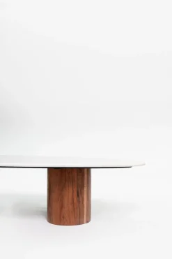 Houten koffietafel met marmer blad en asymmetrisch onderstel