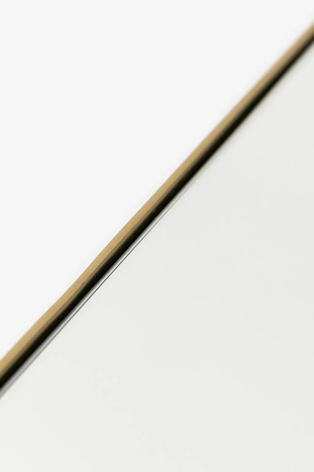 Kleine goudkleurige hangspiegel met brass omlijsting