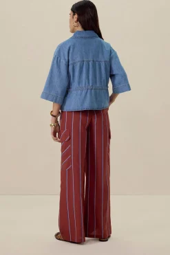 Lichtblauw denim jasje met striksluiting