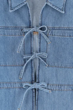 Lichtblauw denim jasje met striksluiting