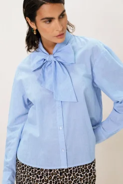 Lichtblauwe blouse met strik