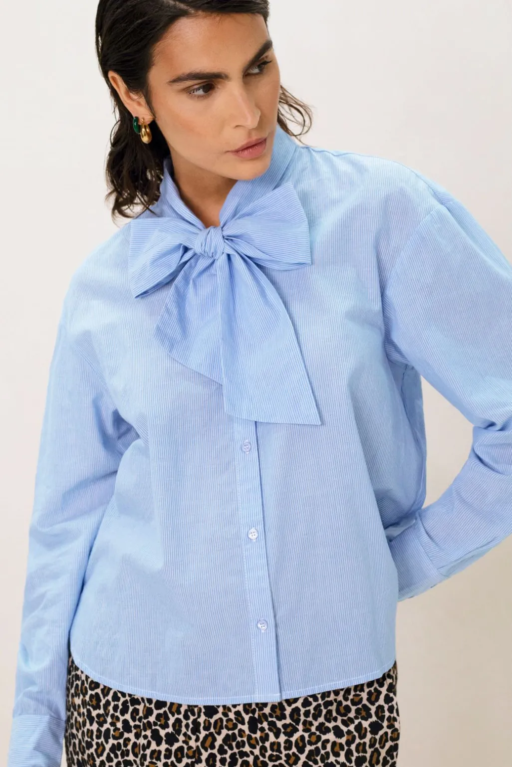Lichtblauwe blouse met strik
