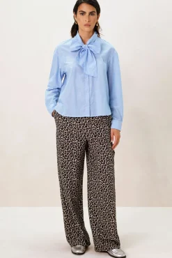 Lichtblauwe blouse met strik