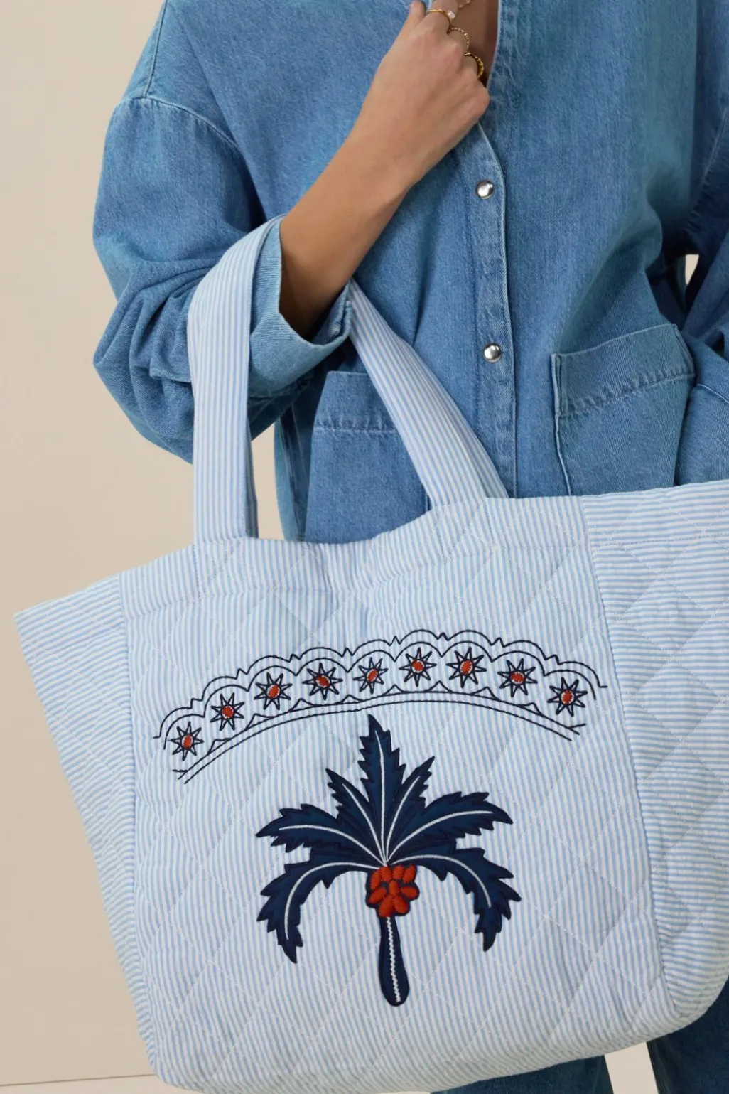 Lichtblauwe shopper met embroidery