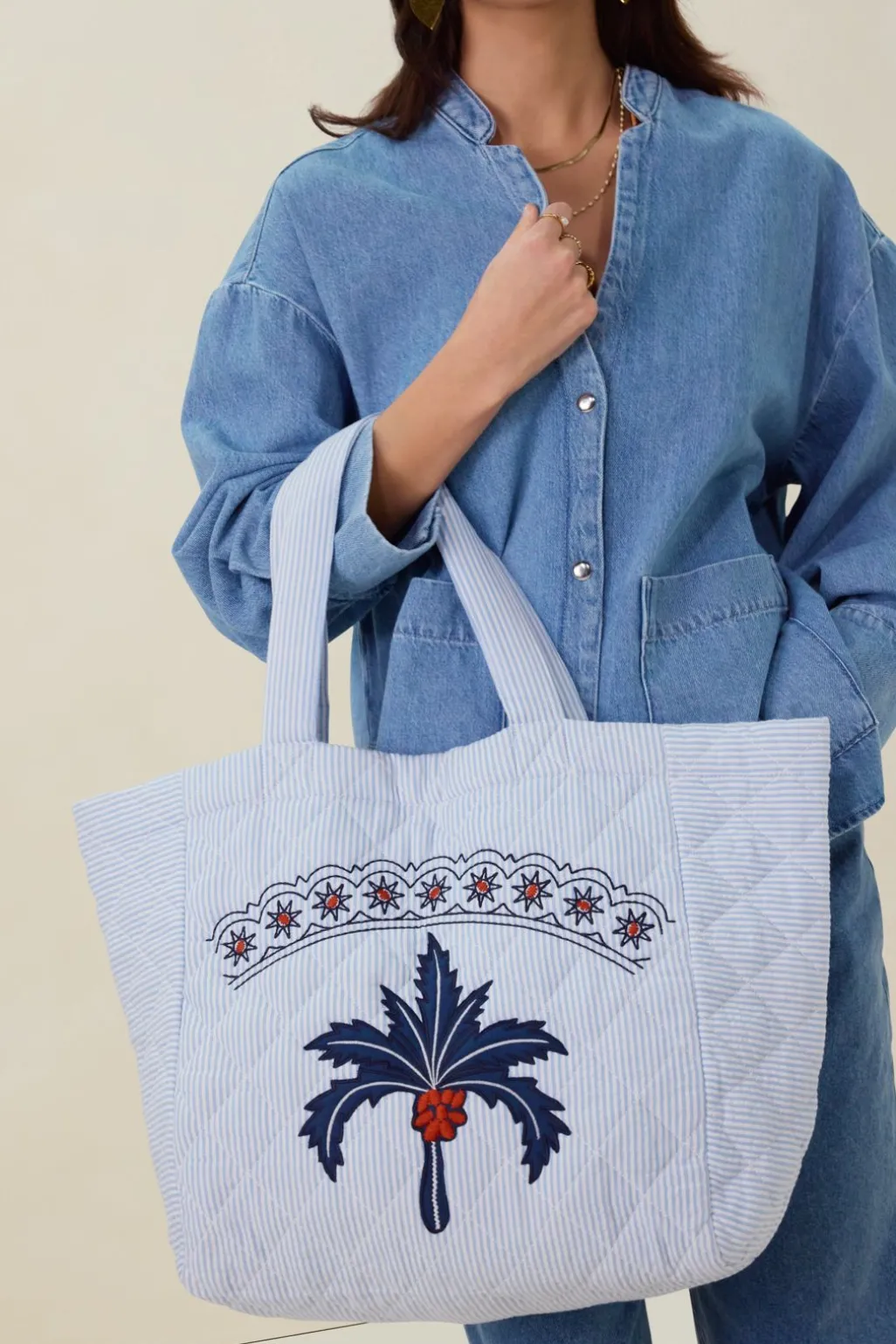 Lichtblauwe shopper met embroidery