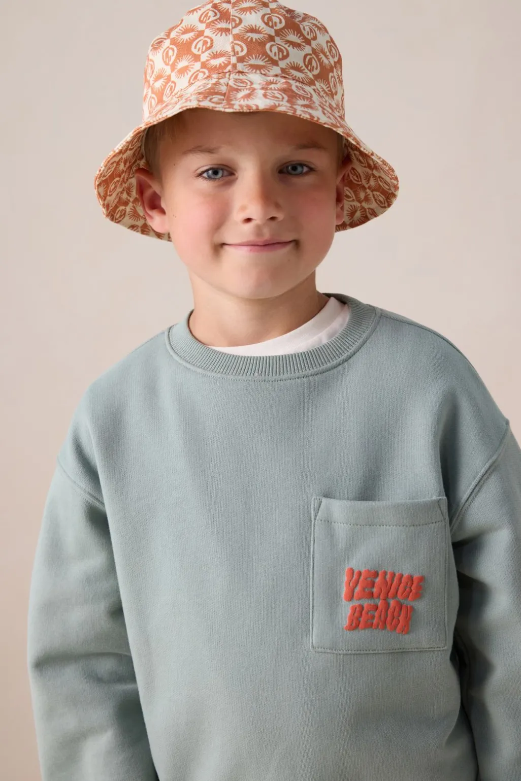 Lichtblauwe sweater met artwork