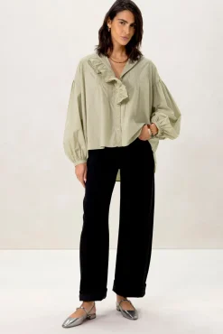 Lichtgroene blouse met borduurwerk