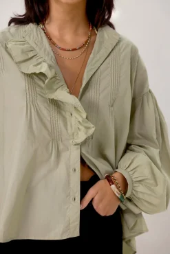 Lichtgroene blouse met borduurwerk
