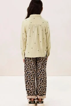 Lichtgroene blouse met geborduurde hartjes