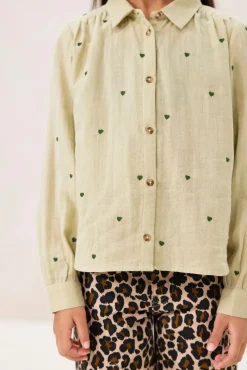 Lichtgroene blouse met geborduurde hartjes