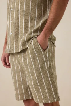 Lichtgroene short met strepen