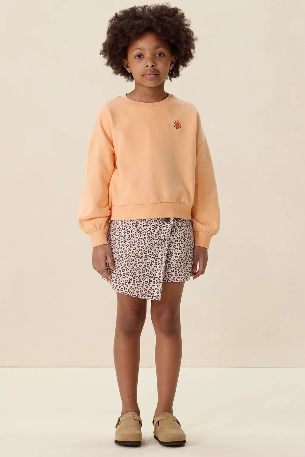 Lichtoranje sweater met artwork