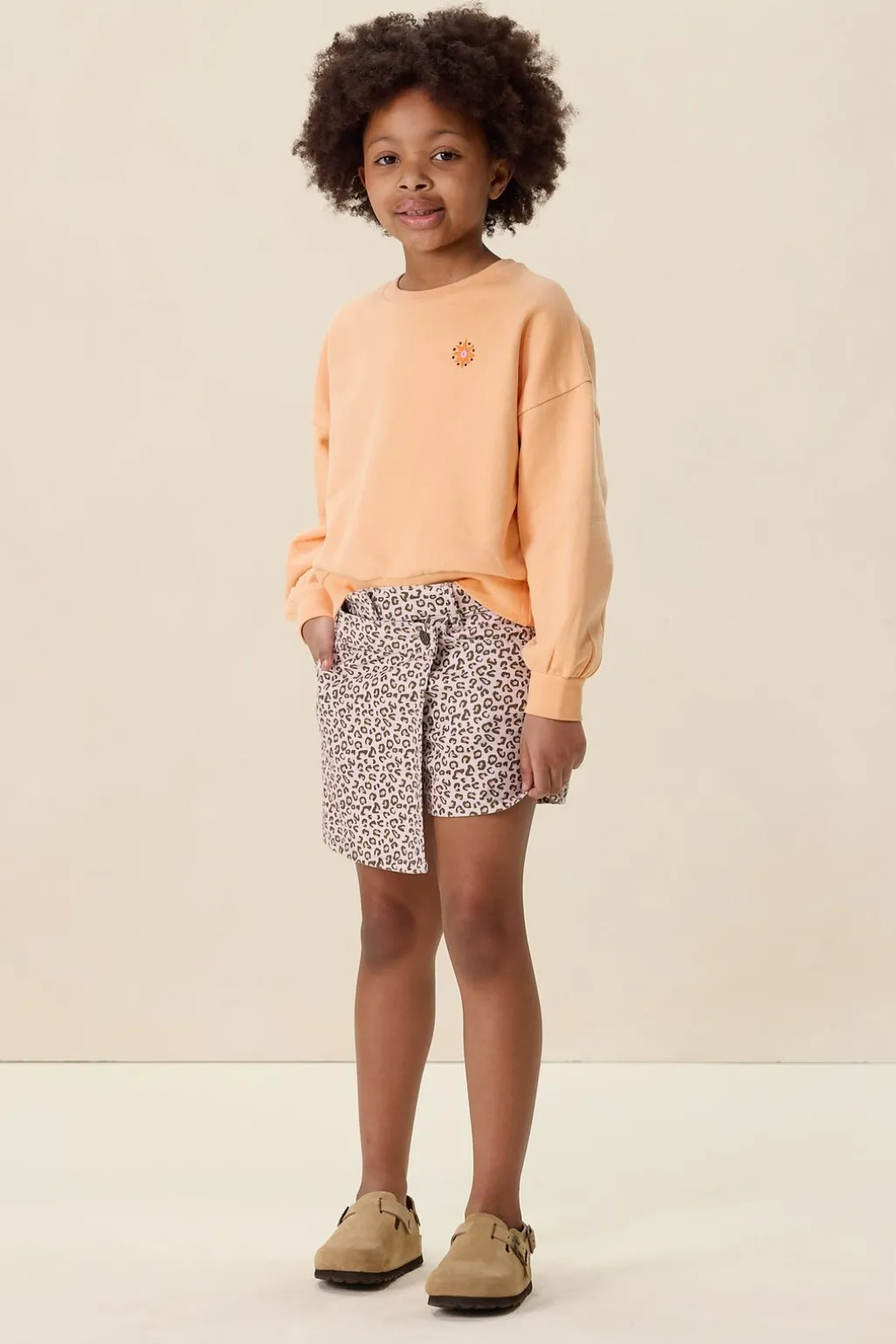 Lichtoranje sweater met artwork