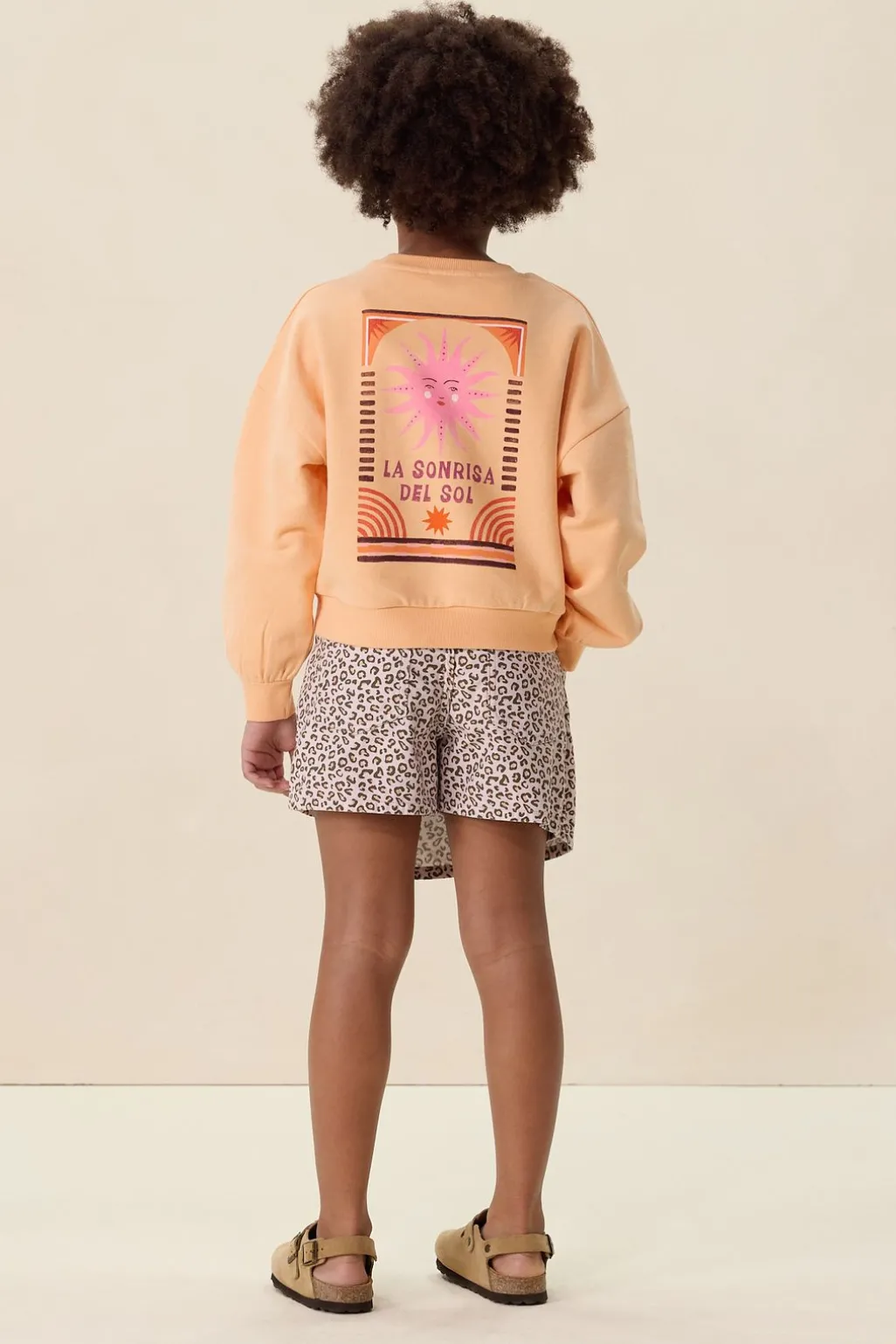 Lichtoranje sweater met artwork