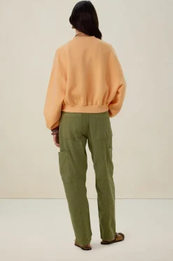 Lichtoranje sweater met pofmouwen