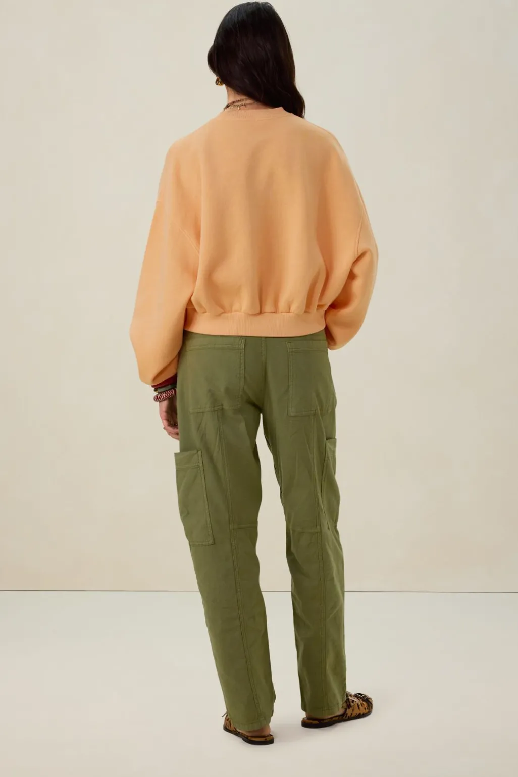Lichtoranje sweater met pofmouwen