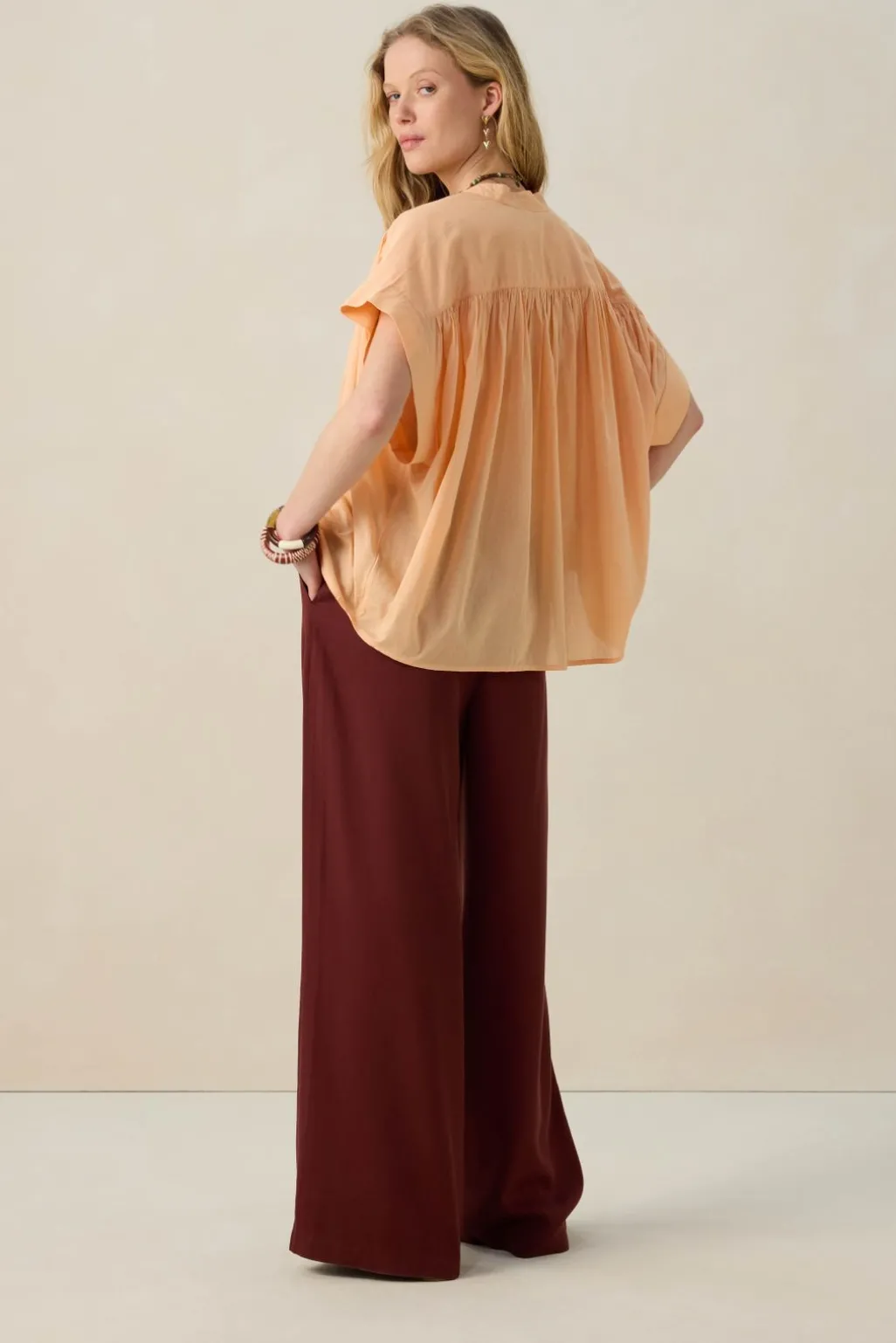 Lichtoranje top met pintuck details
