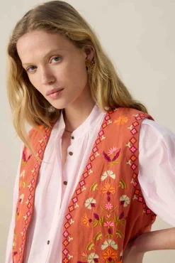 Lichtrood gilet met bloemen embroidery