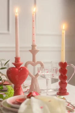 Lichtroze dinerkaarsen met hartjes 25cm
