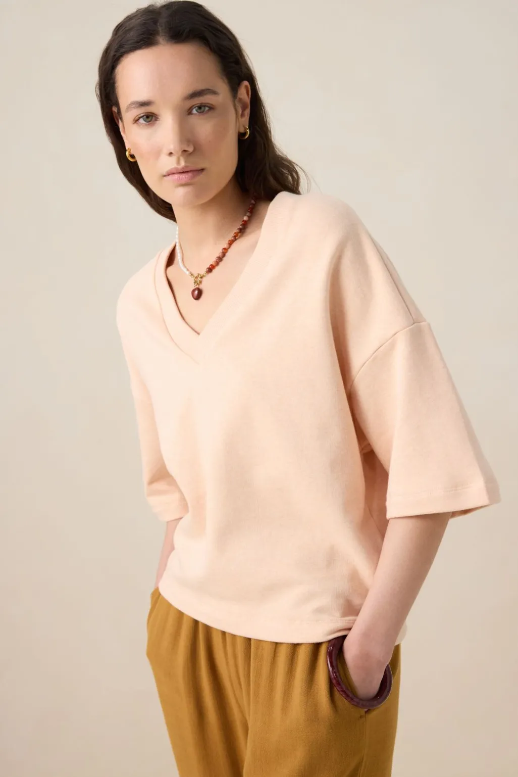 Lichtroze sweater met V-hals
