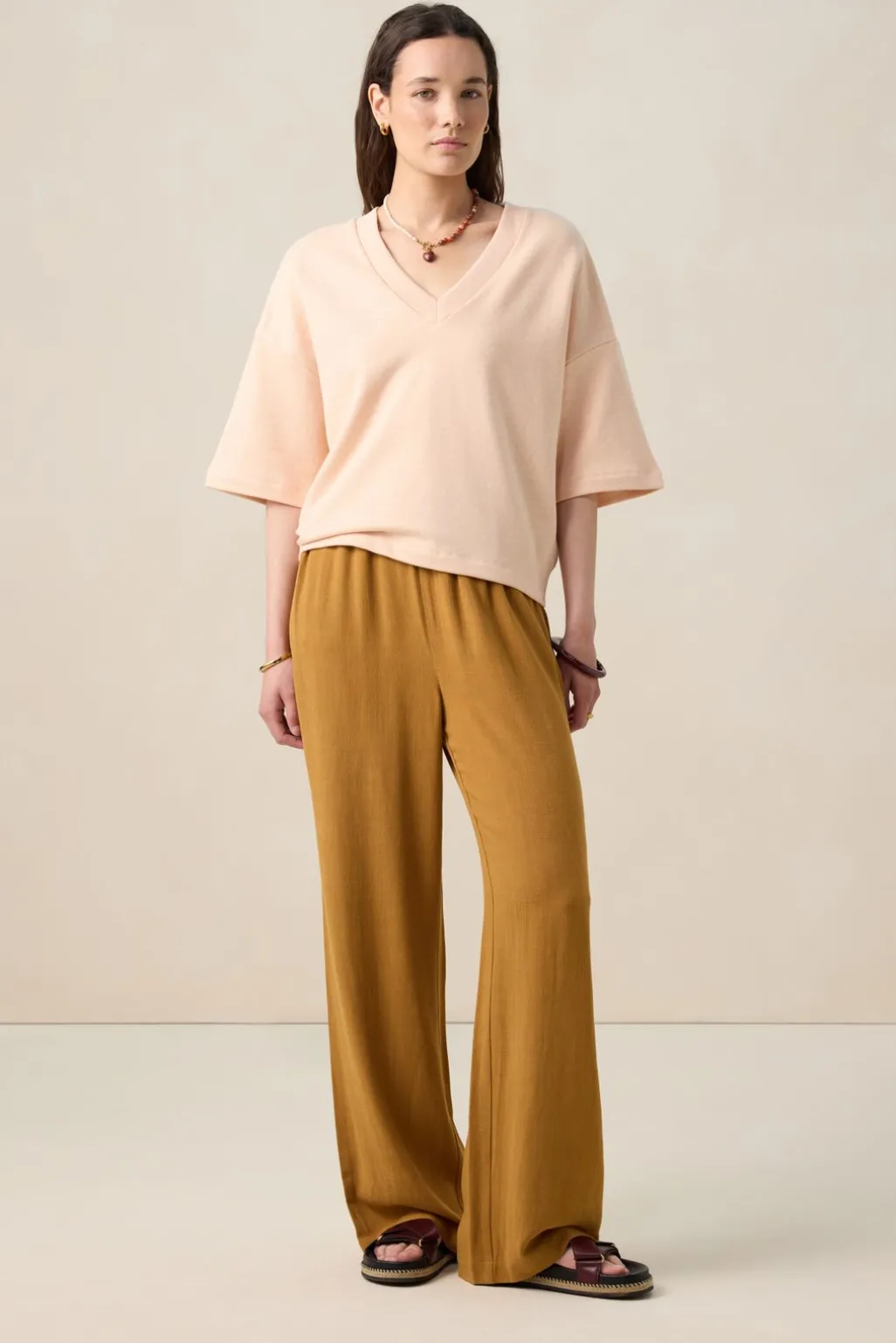 Lichtroze sweater met V-hals