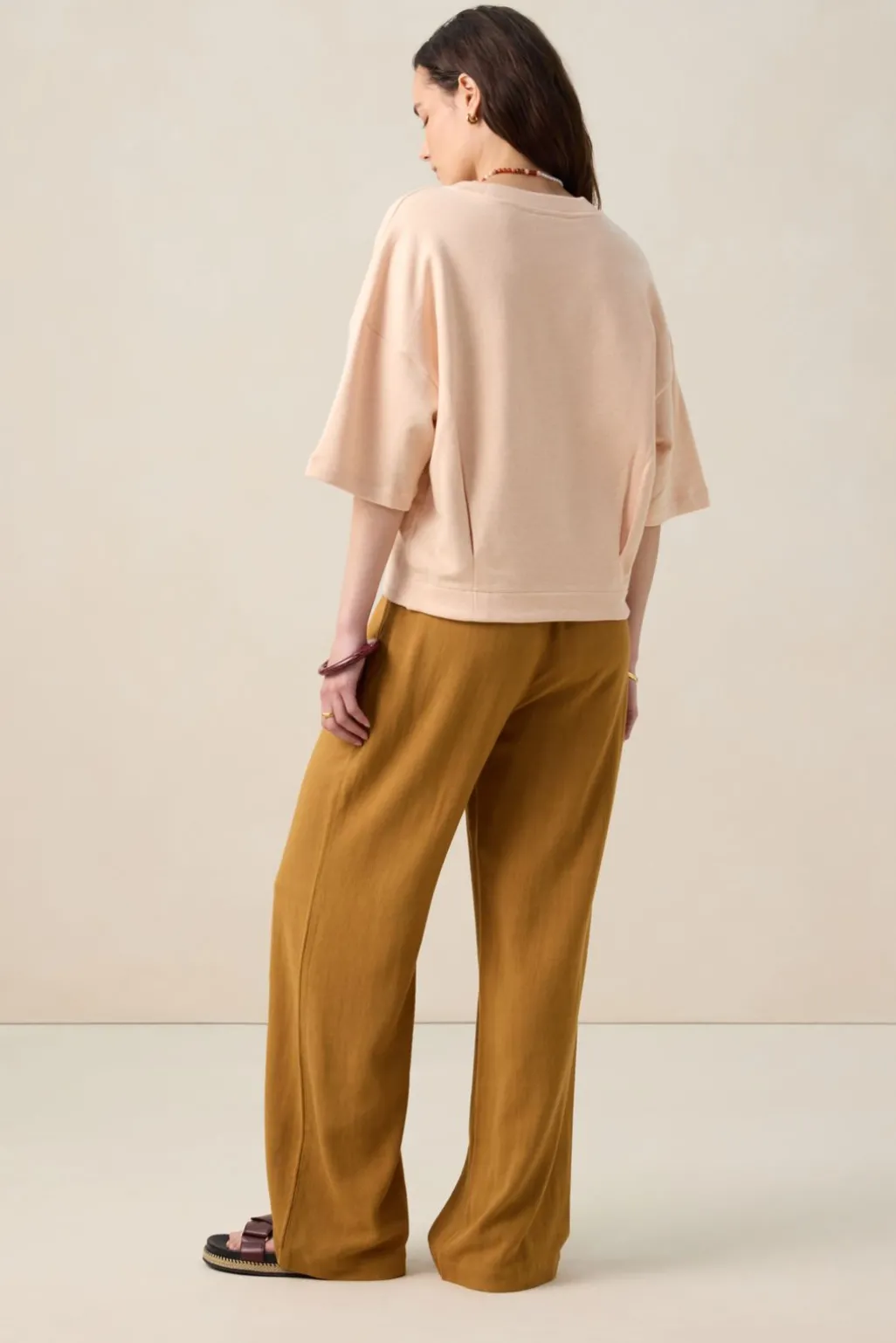 Lichtroze sweater met V-hals