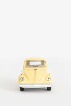 Metalen volkswagen beetle pastel lichtgeel