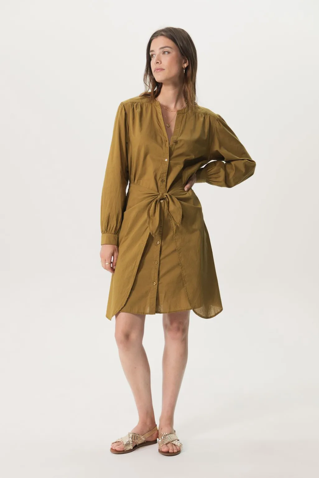 Mosterd groene doorknoop jurk met knoop detail